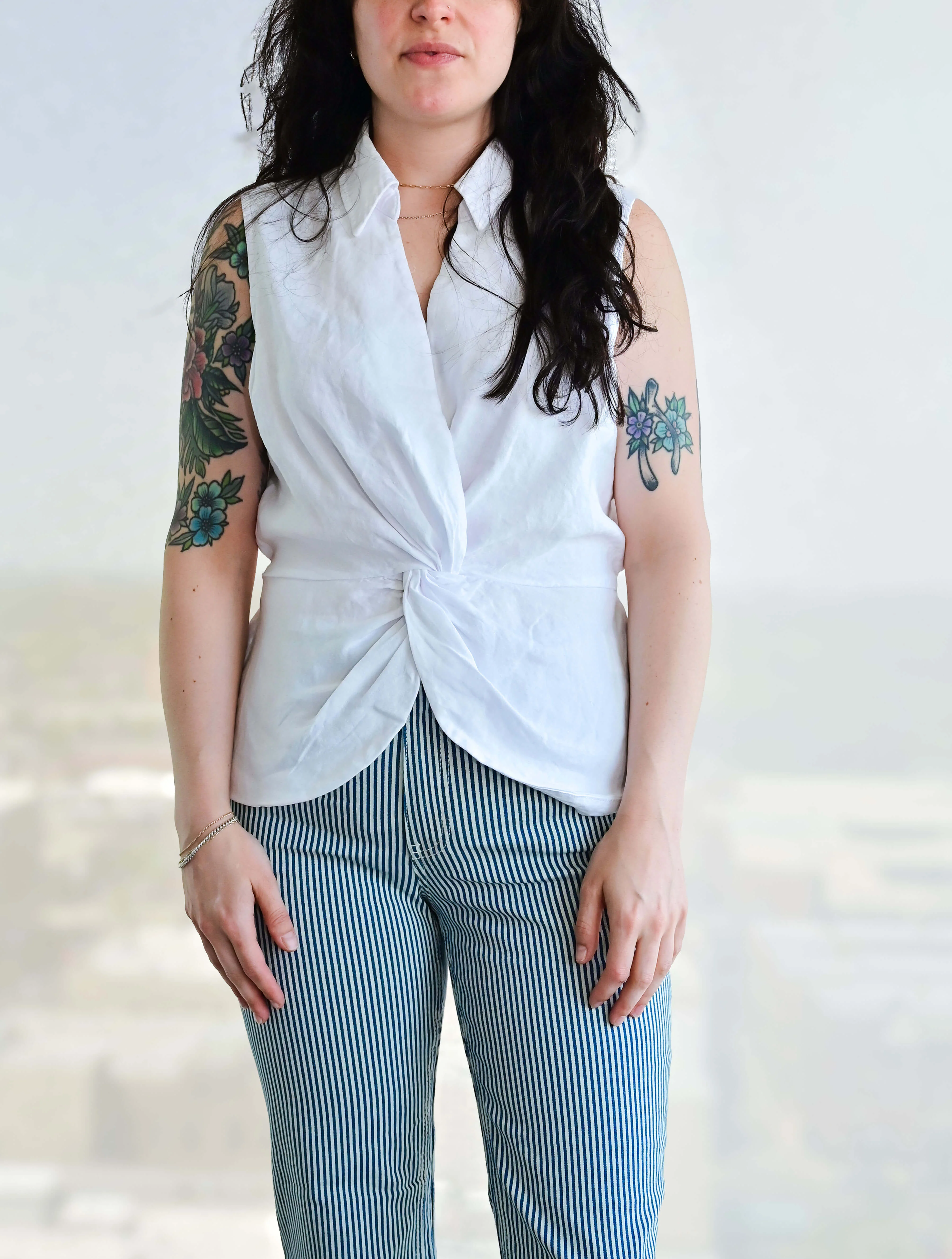Kut From The Kloth Sara Sleeveless Top With Twist And Shirt Collar - Image 4